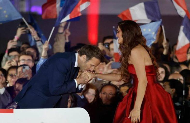 من المطربة المصرية التي قبّل ماكرون يدها بعد فوزه؟