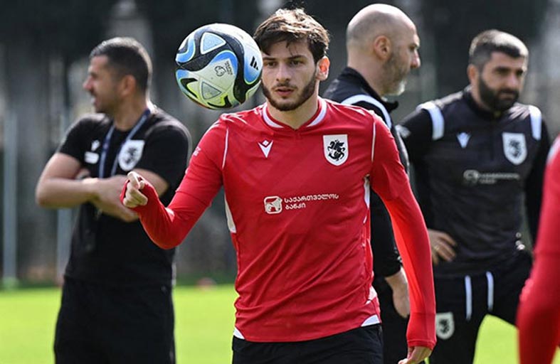 كفاراتسخيليا يقود أحلام جورجيا المنقسمة في إطلالتها الأولى 