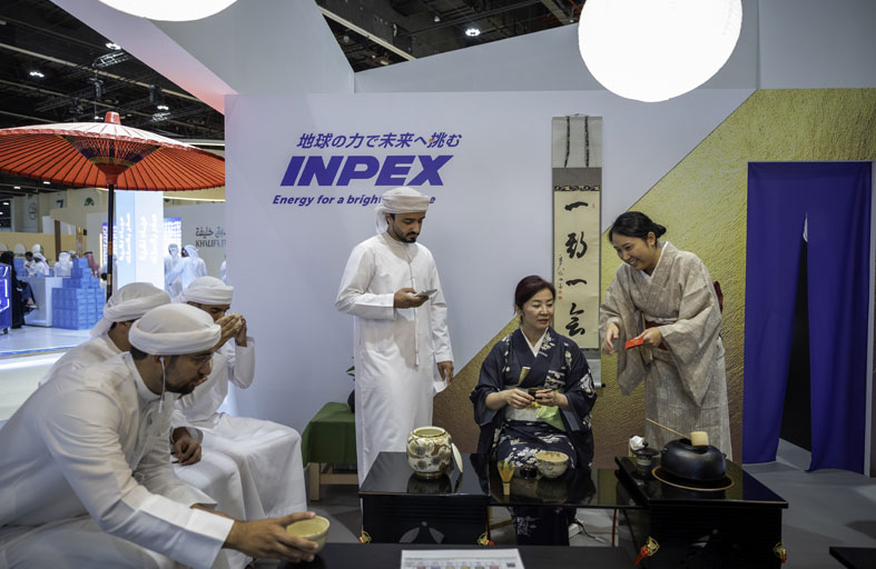 «أبوظبي للصيد والفروسية» يحتفي بالثقافات المحلية والعالمية