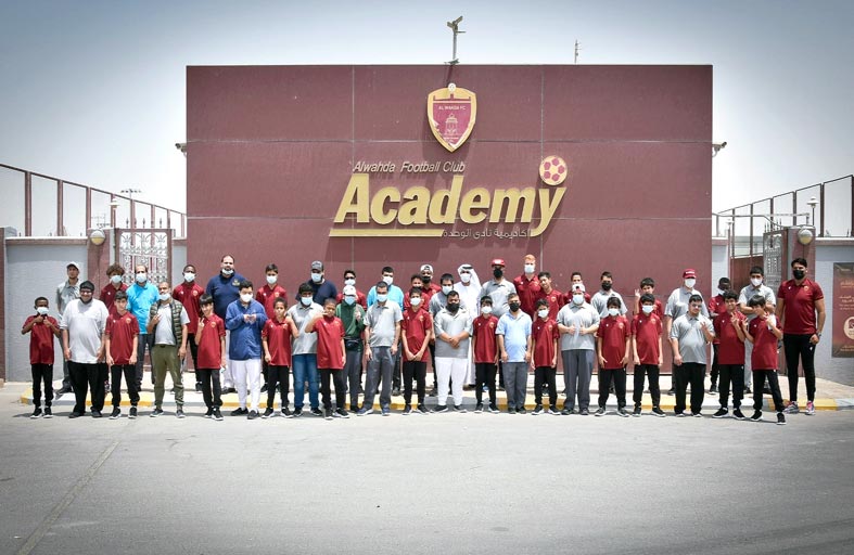 مبادرة «مجتمع واحد يدا بيد» مشتركة بين «زايد العليا» وأكاديمية نادي الوحدة لتوزيع المياه على العمال