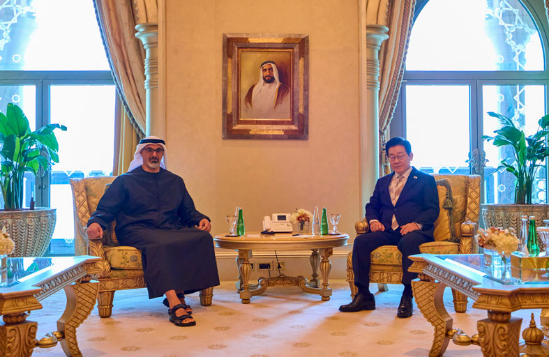 ولي عهد أبوظبي والرئيس الكوري يشهدان اجتماع الطاولة المستديرة للأعمال لتعزيز التعاون الاقتصادي بين البلدين 