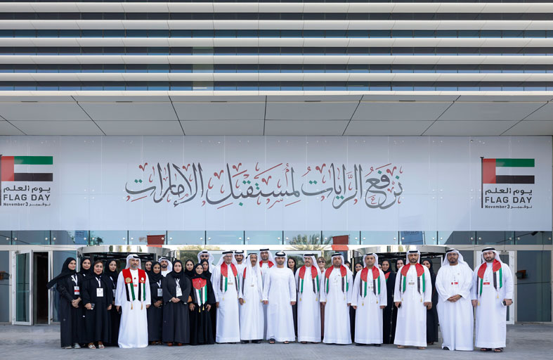 منصور بن محمد يرفع عَلَم الإمارات في ساحة مكتبة محمد بن راشد آل مكتوم 