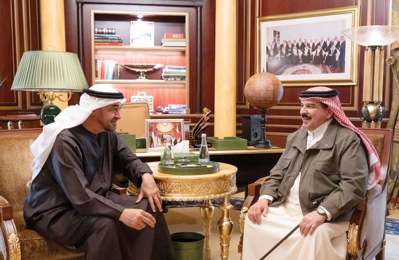 رئيس الدولة يزور ملك البحرين في مقر إقامته في أبوظبي 