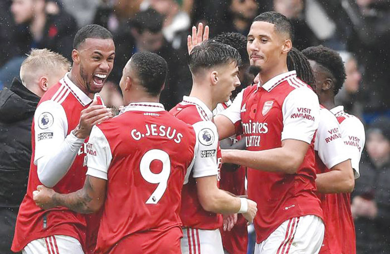 أرسنال يسعى للاحتفاظ بالصدارة أمام سيتي المتربّص 