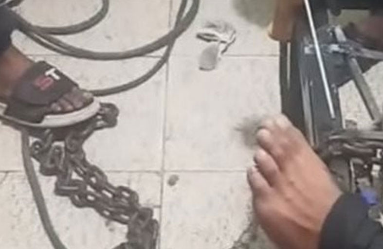 يقيد نجله بسلسلة حديدية لتعاطيه مخدرات