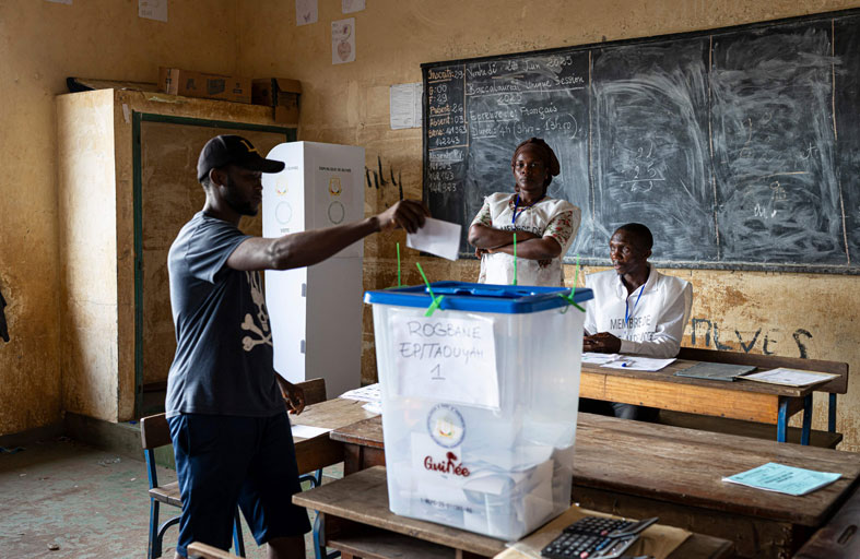 نتائج جزئية تظهر دعم الناخبين في غينيا للدستور الذي طرح بعد الانقلاب 