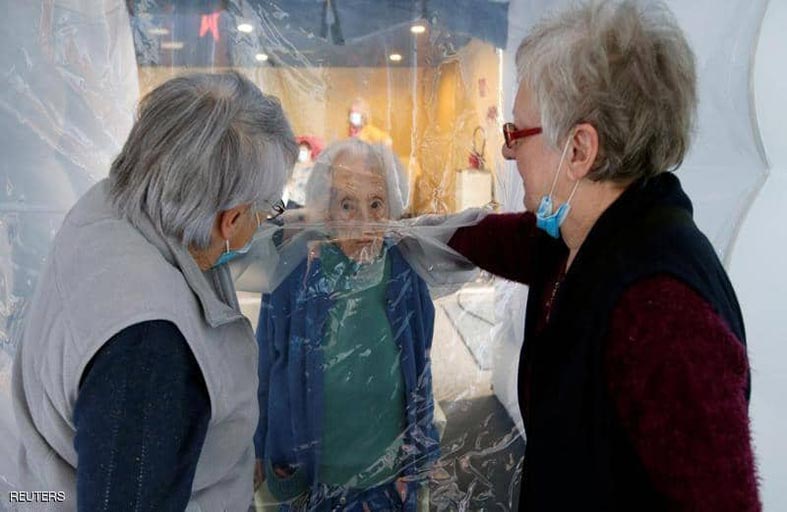 فقاعة العناق.. حل مبتكر لاحتضان المسنين في زمن كورونا