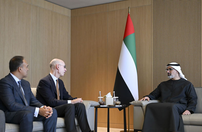 خالد بن محمد بن زايد يلتقي مفوض الرابطة الوطنية لكرة السلة الأمريكية