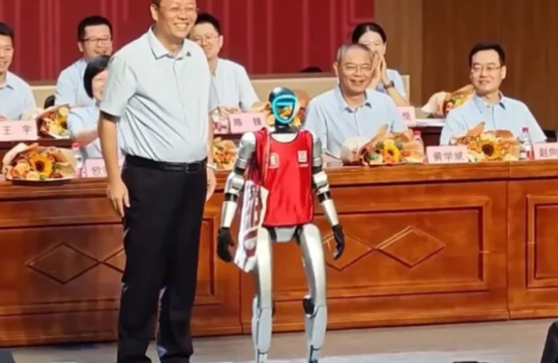 روبوت يحتفل بتخرجه 