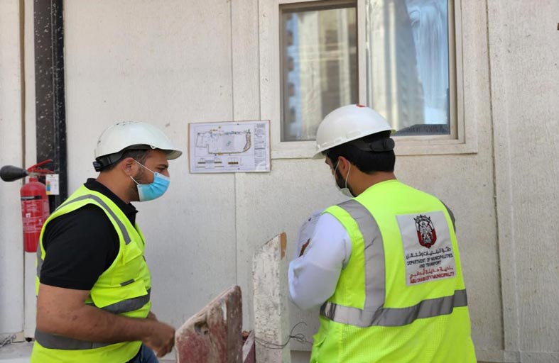 بلدية أبوظبي تنظم حملة تستهدف الالتزام باشتراطات الصحة والسلامة المهنية في مواقع العمل