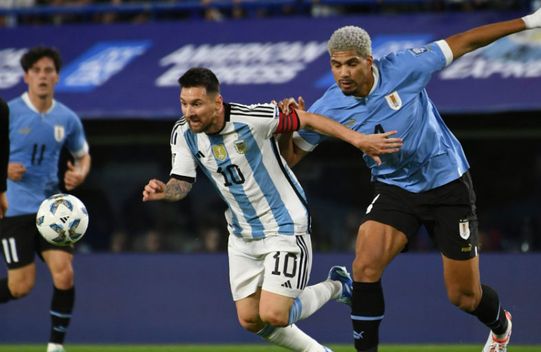 كولومبيا تفاجئ البرازيل وأوروغواي تهزم الأرجنتين بقيادة ميسي 