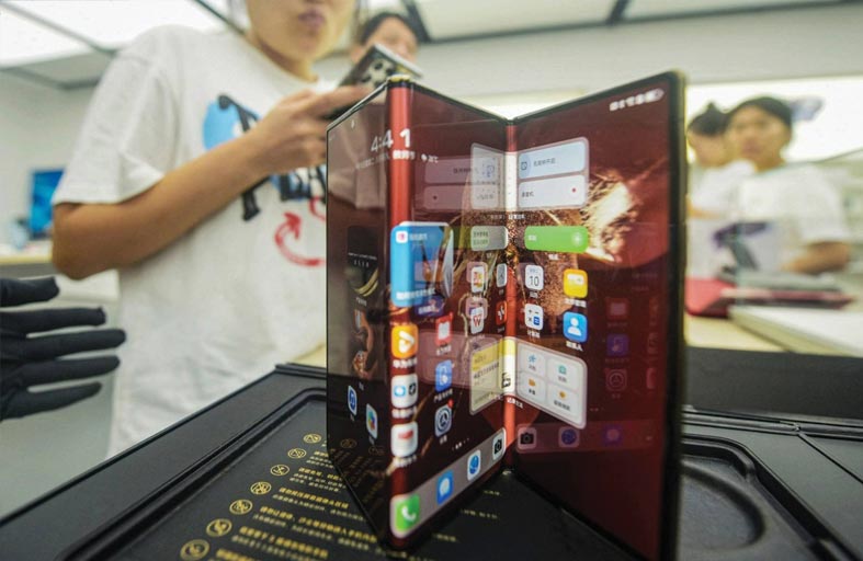 «هواوي» تطرح أول هاتف في العالم قابل للطي 