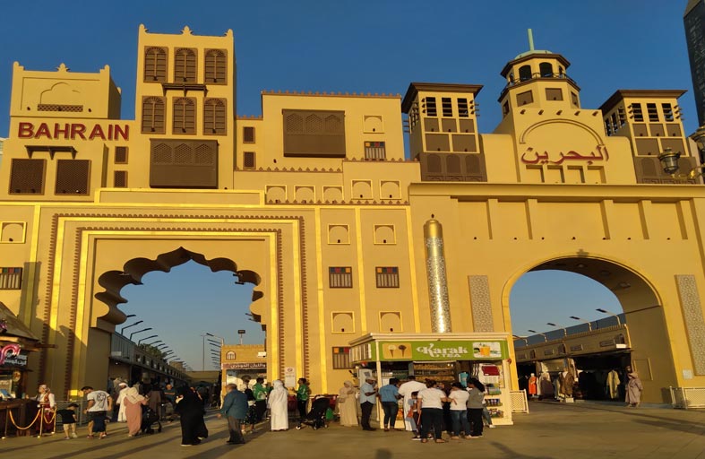 جناح البحرين بالقرية العالمية يحكي عن معروضاته للضيوف ...(2)