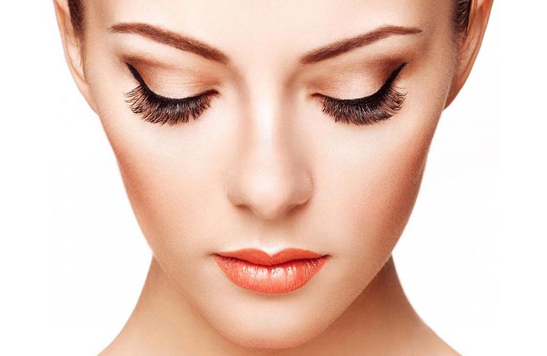 تطلق أداة لرفع الرموش خلال ثوان