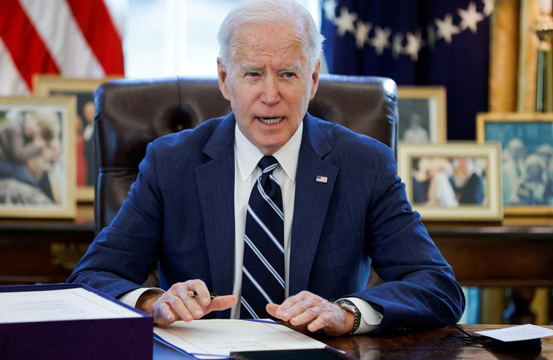 شد وحقن بوتوكس وزرع شعر.. جراح يكشف «عمليات بايدن»