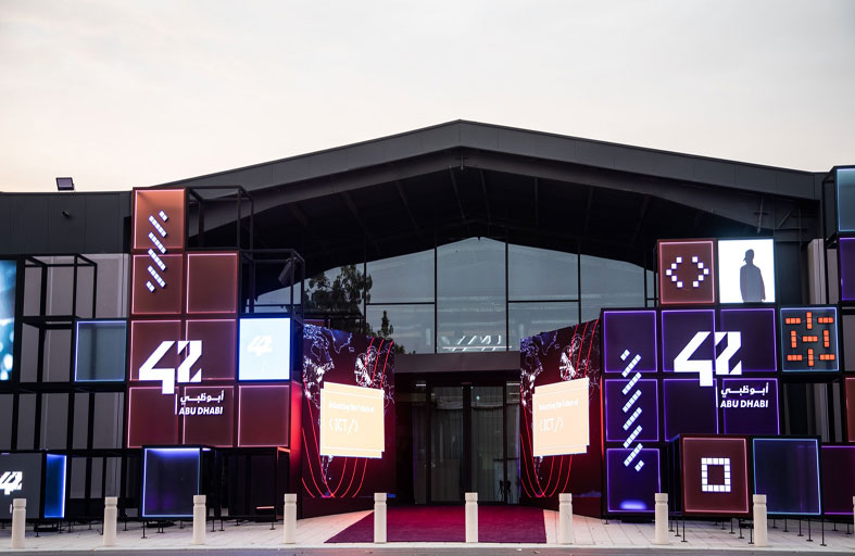 42 أبوظبي تحتفي بتصنيف شبكة 42 العالمية كواحدة من أكثر الجامعات ابتكاراً في العالم