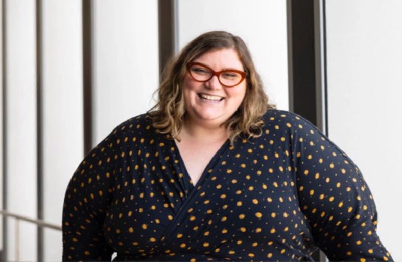 بدينة تشتري مقعدين في طائرة