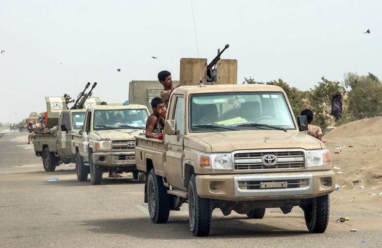 ناشيونال إنترست: لا سلام في اليمن ما دامت إيران تسلح الحوثيين