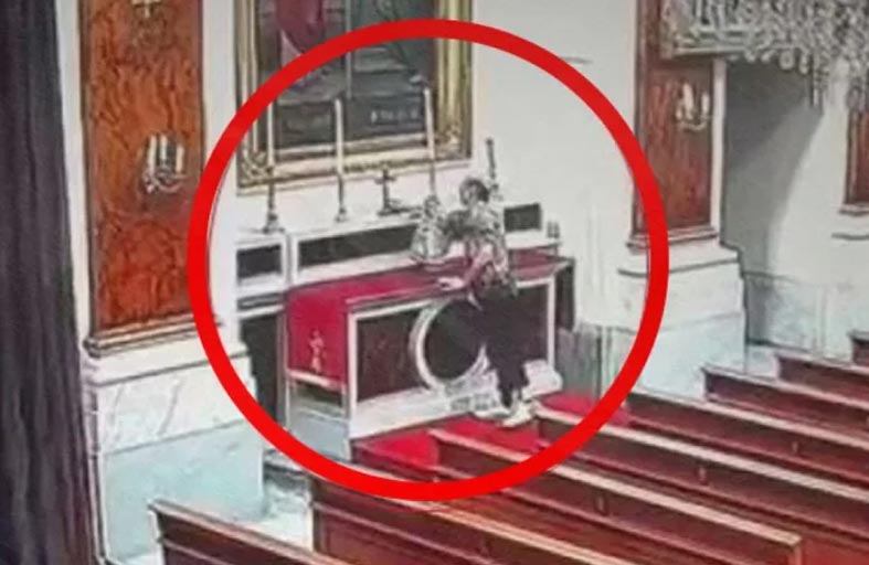 يسرق صليباً من كنيسة لإهدائه إلى حبيبته 