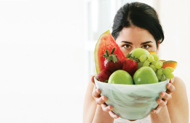 لماذا لا ينصح بالإكثار من تناول الفواكه في الخريف؟