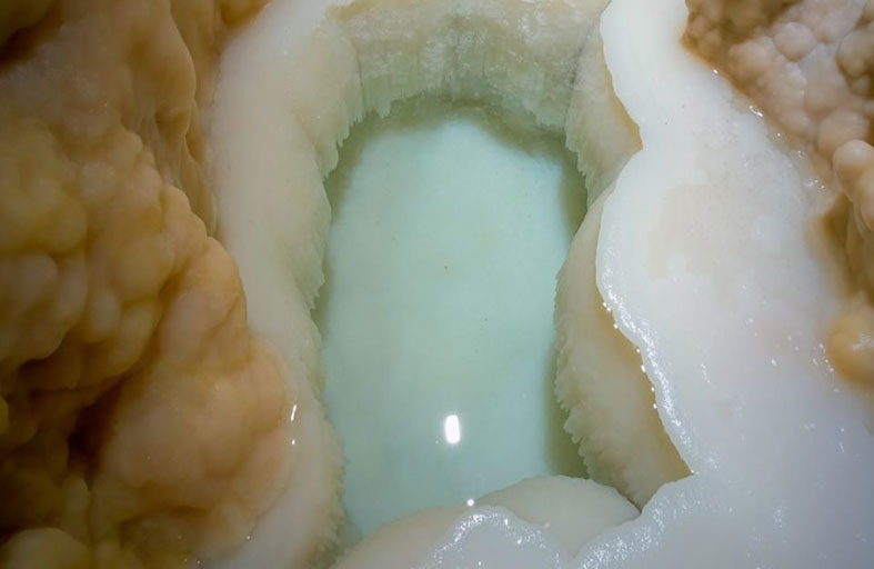 بركة مليئة بالحليب في كهف تحت الأرض