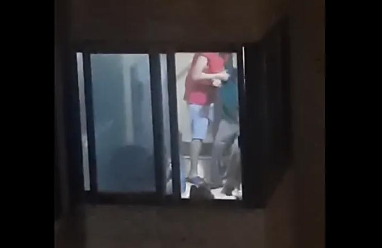 فيديو صادم.. مسنة تتعرض للضرب على يد ابنتها