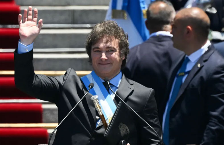 رئيس الأرجنتين يعد بالاقتراض من صندوق النقد لدعم نقص العملة الصعبة