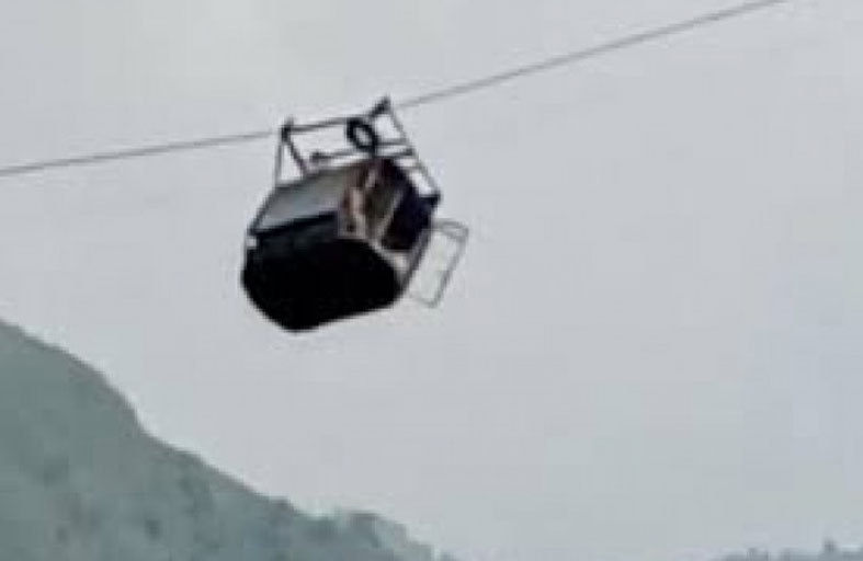 إنقاذ جميع ركاب التلفريك العالق في باكستان