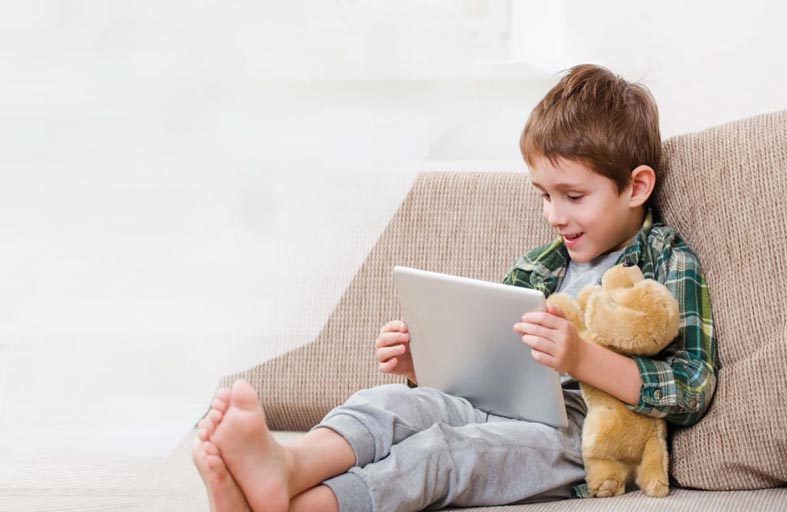 أضرار لا يستخف بها على أدمغة الأطفال جراء جلوسهم الطويل أمام الشاشات