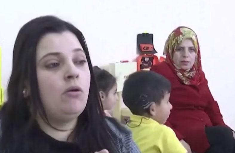 تعاني من إعاقة سمعية تعالج الأطفال بالموسيقى