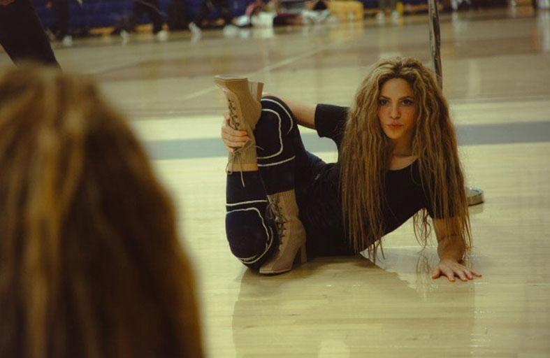 شاكيرا تظهر مرونة مدهشة  وهي تستعد لجوائز «إم تي في»