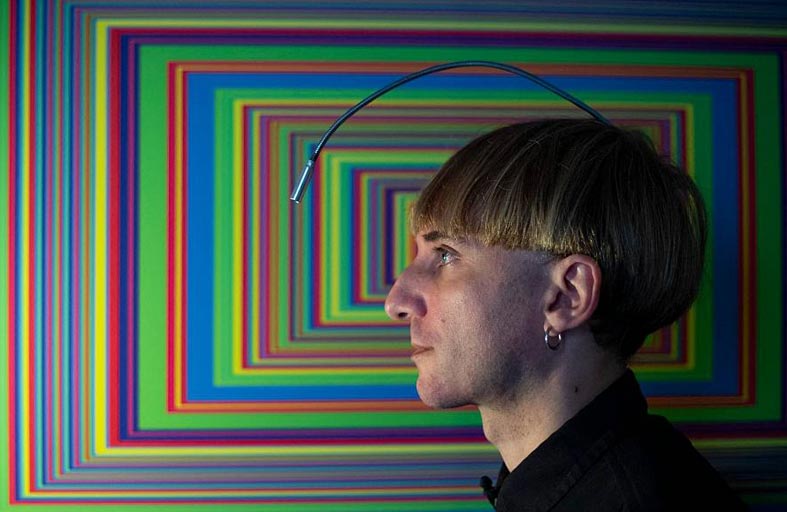 فنان يسمع الألوان ويستشعر الوقت