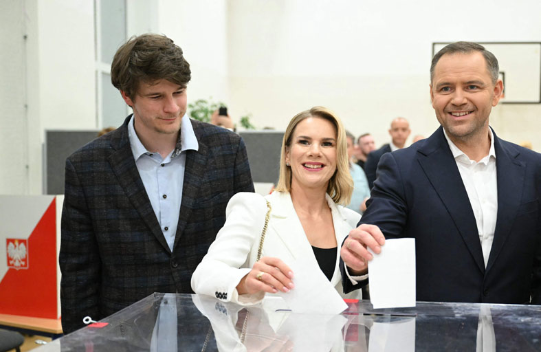 البولنديون يقترعون في انتخابات رئاسية حاسمة