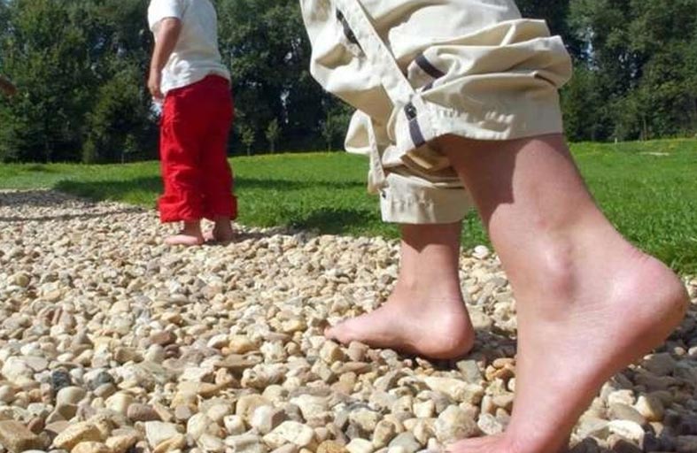 المشي حفاة أفضل للأقدام من الأحذية‎!‎