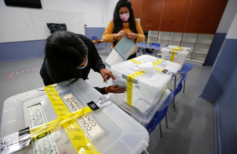 التشيليون ينتخبون لليوم الثاني ممثليهم لوضع دستور جديد 