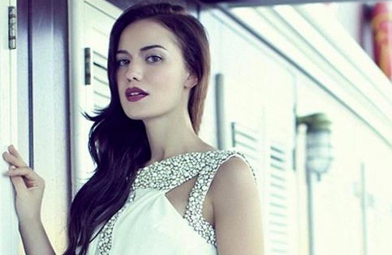 فهرية أفجين تشع جمالاً بجلسة تصوير جديدة