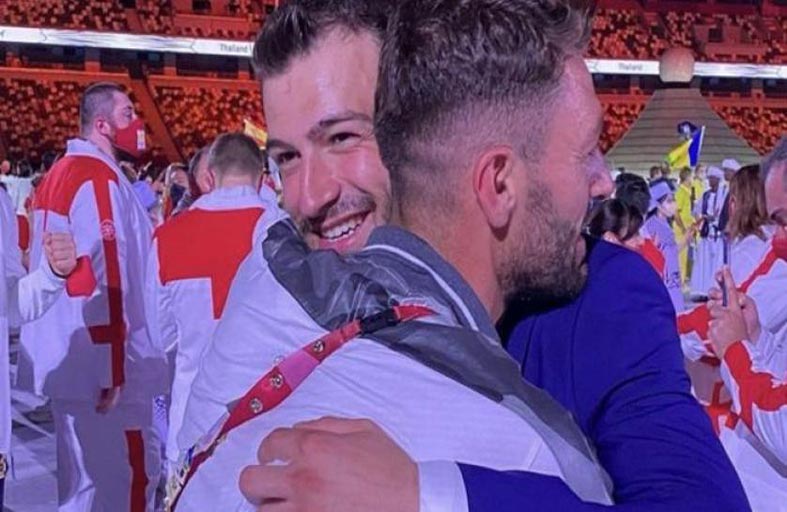 الأخوان ماسو.. علم سوري وراية لاجئ 