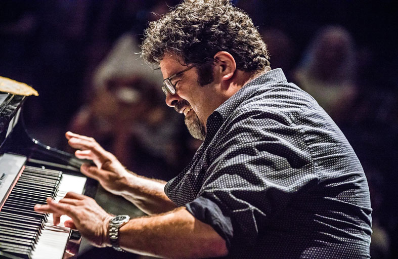 مركز الفنون في جامعة نيويورك أبوظبي يقيم أول حفل لفرقة بوم ديوان وعازف البيانو الشهير أرتورو أوفاريل