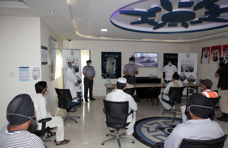 شرطة أبوظبي تنفذ برامج توعية ميدانية للسائقين بالتعاون مع موانئ أبوظبي