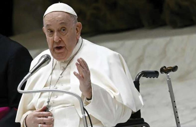 البابا يروي محطات من سيرته في كتاب