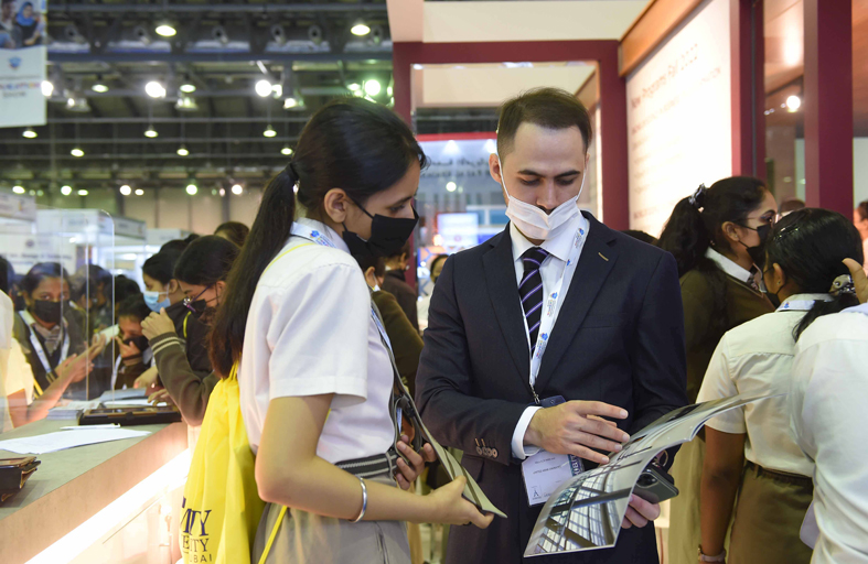 جامعة زايد تستقبل أكثر من 1200 طلب التحاق في معرض التعليم الدولي