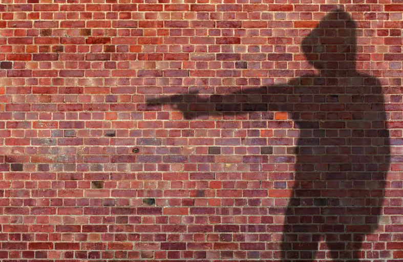 امرأة تطلق النار على جارها