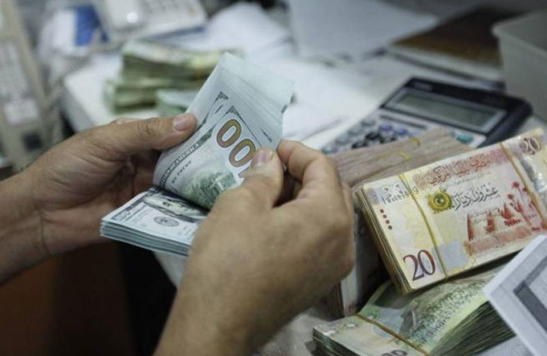 ليبيا تخفض سعر صرف الدينار مقابل الدولار لأول مرة في 4 أعوام 