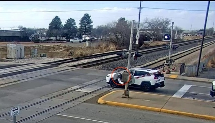 نجاة سائق بثوان قبل سحقه أسفل عجلات قطار