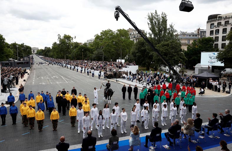 باريس تحتفي بذكرى التحرير وسط أزمة سياسية حادة 
