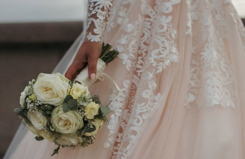 عروس تدعو عشاقها السابقين لحفل زفافها