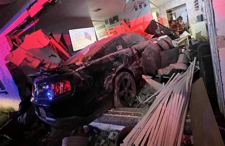 سائق مخمور يقتحم منزلاً بسيارته