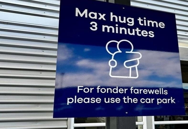 مطار دولي يمنع العناق لأكثر من 3 دقائق