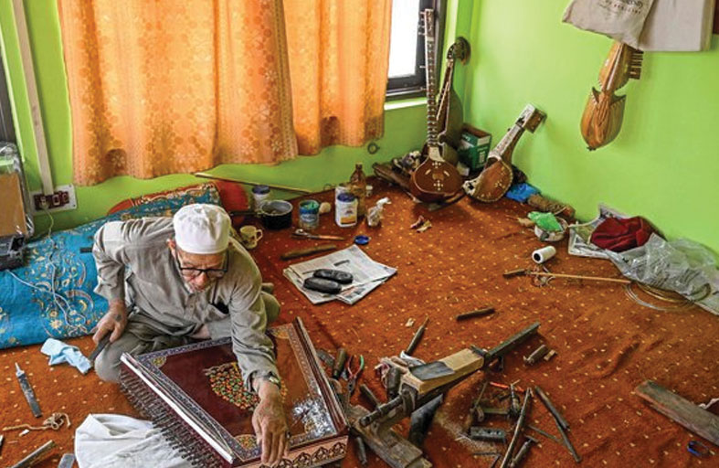 آلة السانتور الموسيقية الكشميرية تتحدى خطر الاندثار