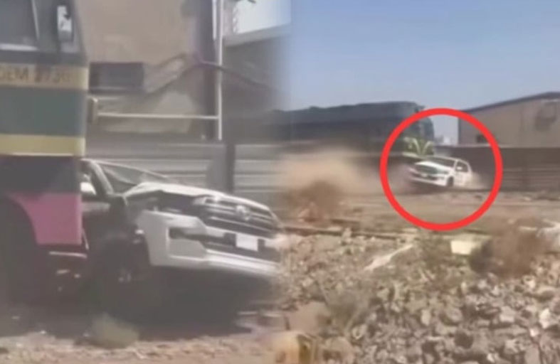 قطار يسحل سيارة على القضبان 